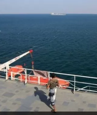 Επιθέσεις των Χούθι εναντίον δύο πλοίων μεταφοράς εμπορευματοκιβωτίων και ενός αμερικανικού καταδρομικού
