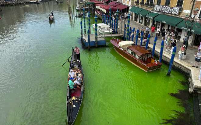 Πράσινο και κόκκινο έβαψαν και πάλι το Μεγάλο Κανάλι της Βενετίας ακτιβιστές